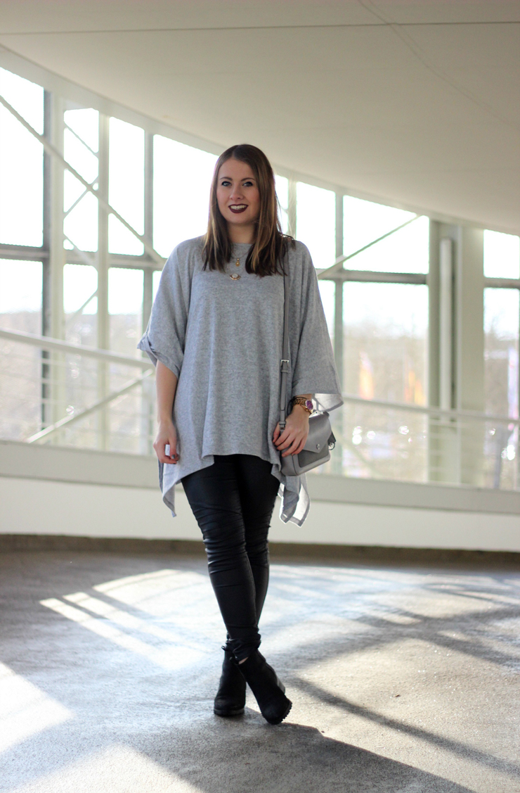 outfit-graues-oversize-shirt-mit-lederhose(1)