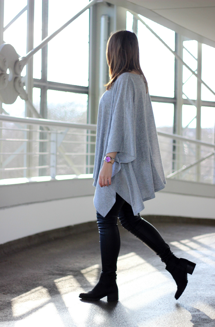 outfit-graues-oversize-shirt-mit-lederhose(3)