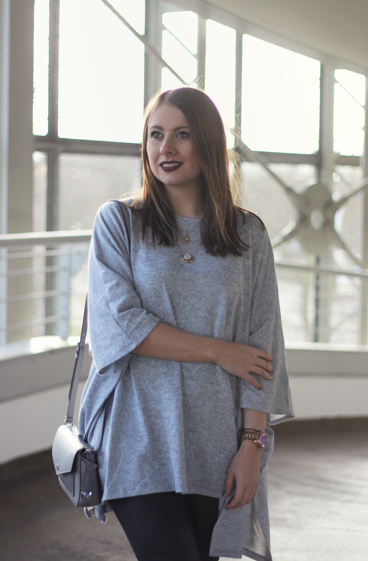 outfit-graues-oversize-shirt-mit-lederhose(4)