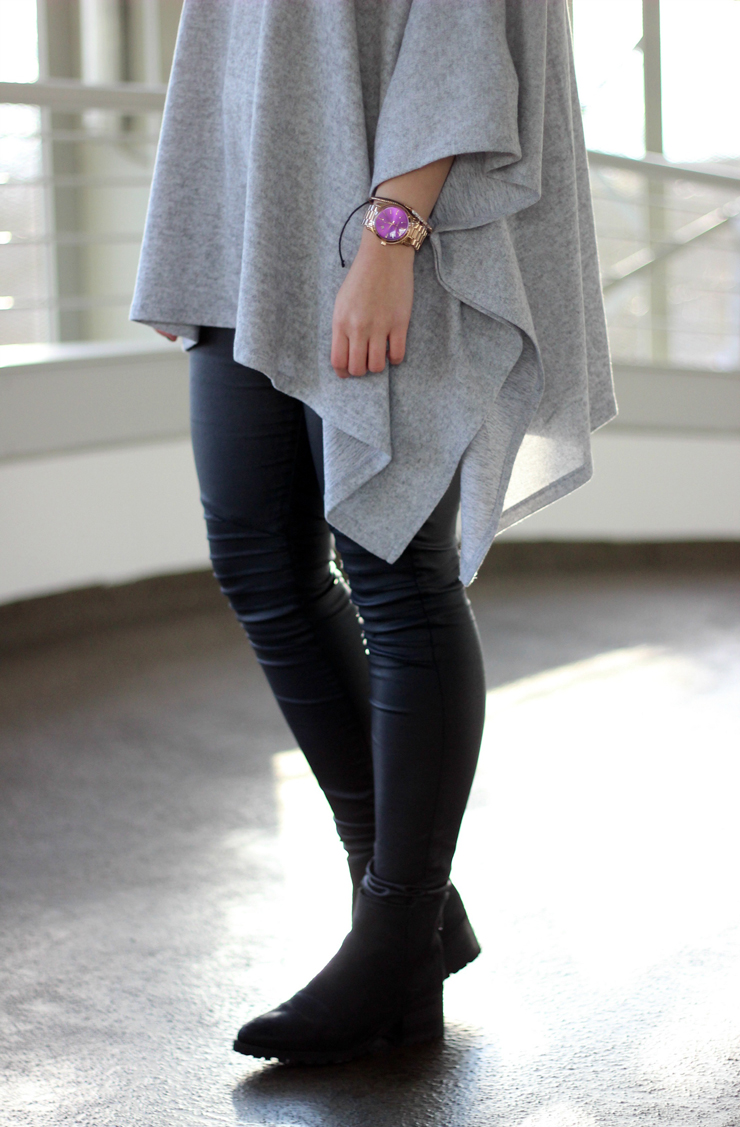 outfit-graues-oversize-shirt-mit-lederhose(7)