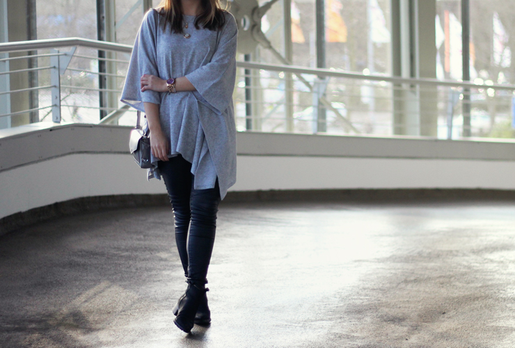 outfit-graues-oversize-shirt-mit-lederhose(8)