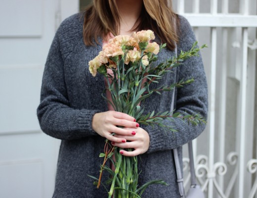 valentinstags-outfit-grauer-cardigan-rosa-bluse(5)