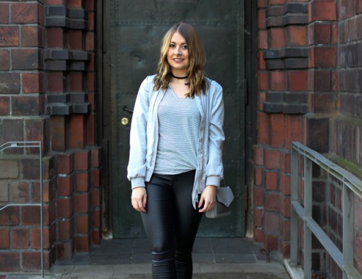 outfit-graue-bomberjacke-mit-streifenshirt(5)